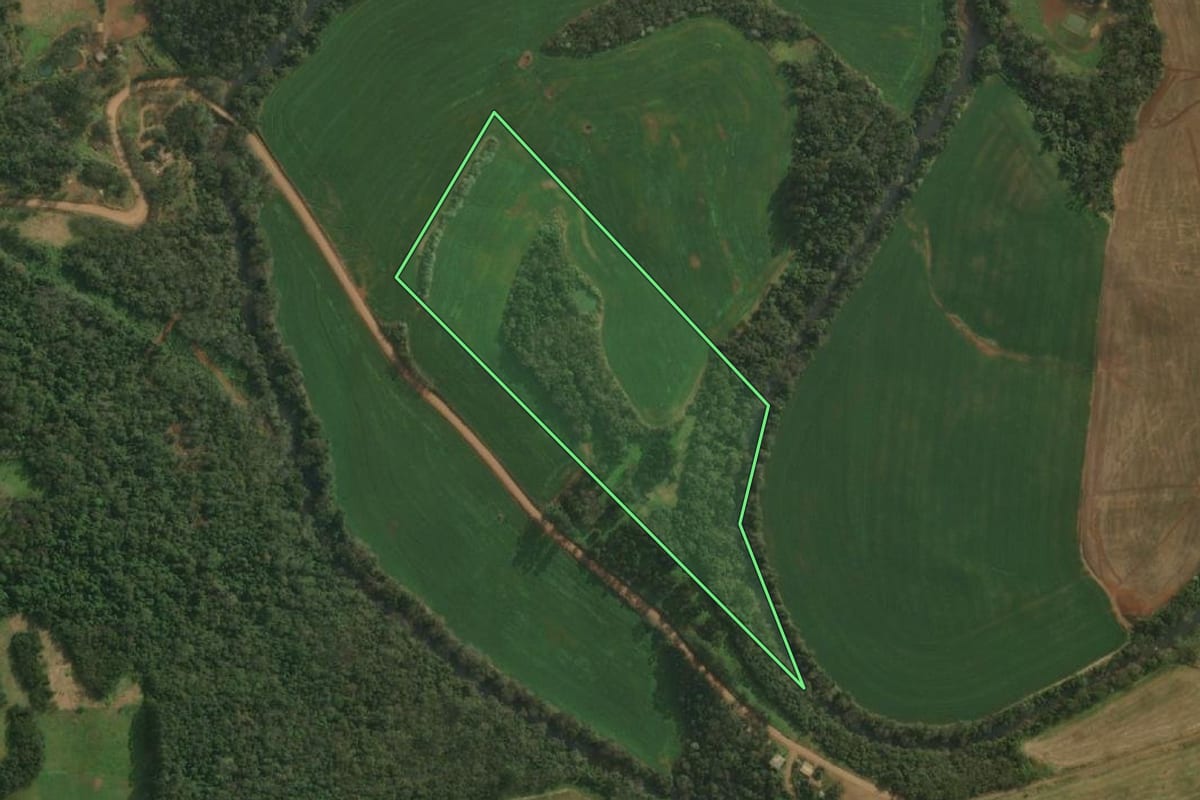 Imagem de satélite do imóvel rural em Tunápolis (SC), com o contorno declarado no CAR desenhado por cima.