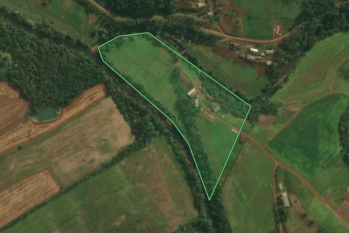Imagem de satélite do imóvel rural em Tunápolis (SC), com o contorno declarado no CAR desenhado por cima.
