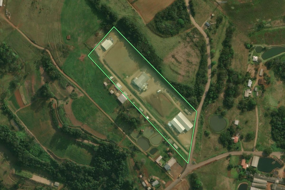 Imagem de satélite do imóvel rural em Tunápolis (SC), com o contorno declarado no CAR desenhado por cima.