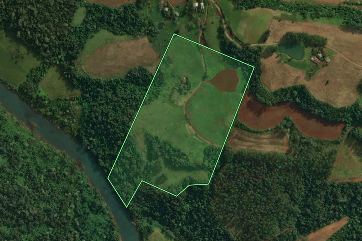 Imagem de satélite do imóvel rural em Tunápolis (SC), com o contorno declarado no CAR desenhado por cima.