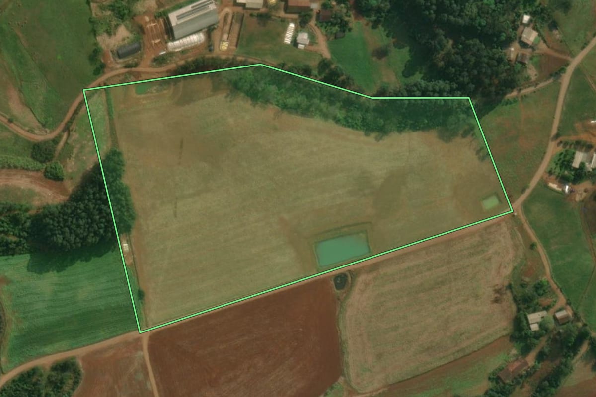 Imagem de satélite do imóvel rural em Tunápolis (SC), com o contorno declarado no CAR desenhado por cima.