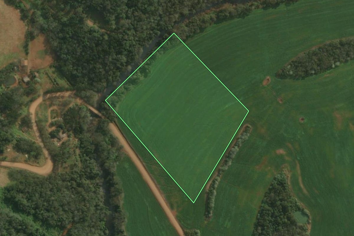 Imagem de satélite do imóvel rural em Tunápolis (SC), com o contorno declarado no CAR desenhado por cima.