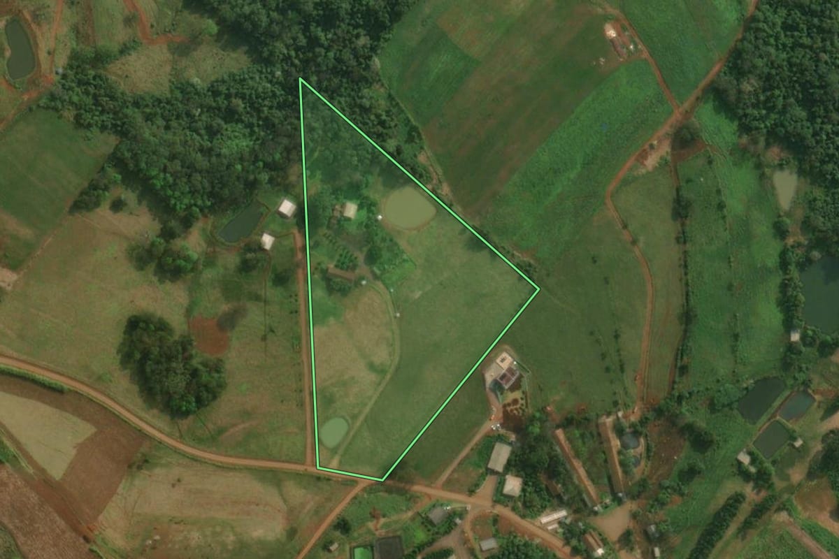 Imagem de satélite do imóvel rural em Tunápolis (SC), com o contorno declarado no CAR desenhado por cima.