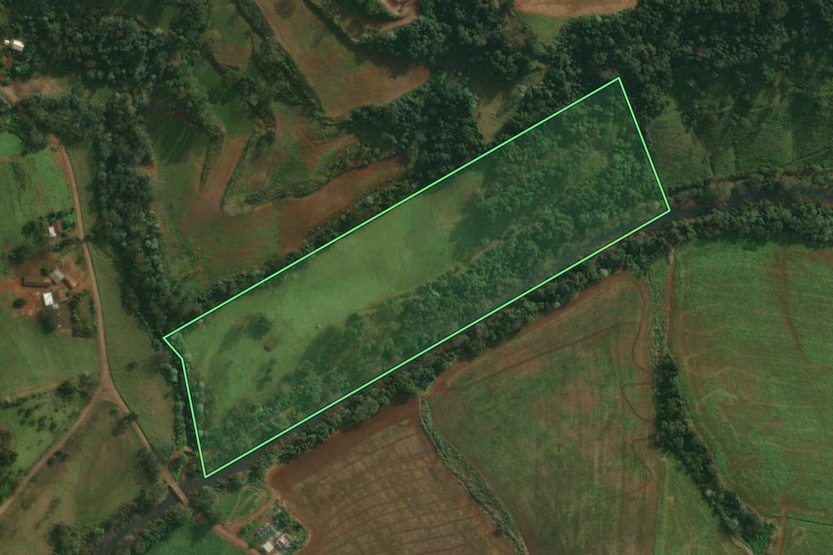 Imagem de satélite do imóvel rural em Tunápolis (SC), com o contorno declarado no CAR desenhado por cima.