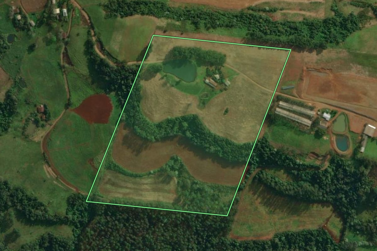 Imagem de satélite do imóvel rural em Tunápolis (SC), com o contorno declarado no CAR desenhado por cima.