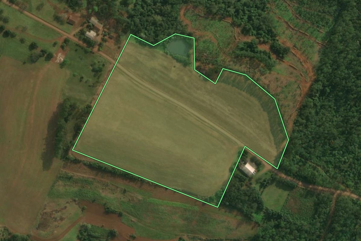 Imagem de satélite do imóvel rural em Tunápolis (SC), com o contorno declarado no CAR desenhado por cima.
