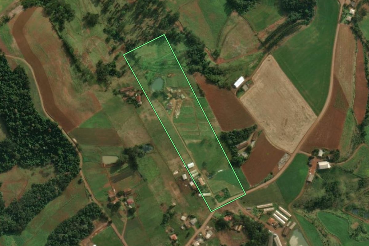 Imagem de satélite do imóvel rural em Tunápolis (SC), com o contorno declarado no CAR desenhado por cima.