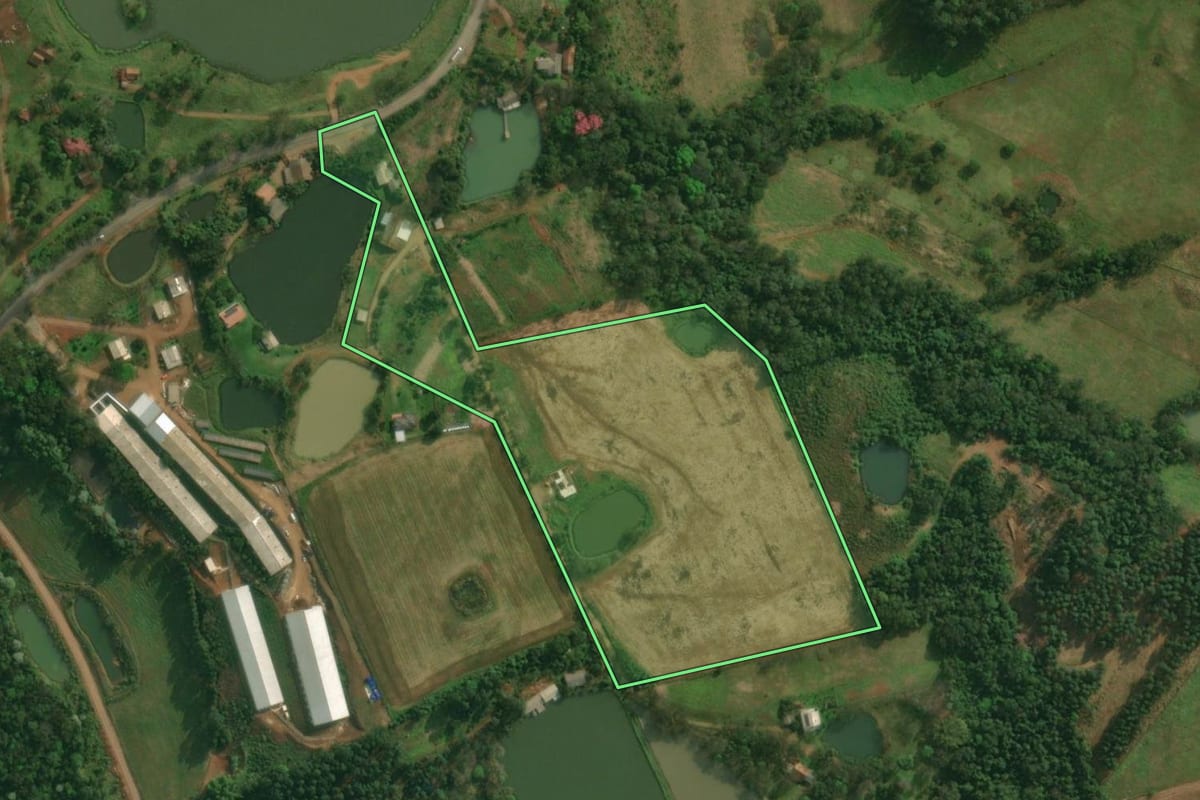 Imagem de satélite do imóvel rural em Tunápolis (SC), com o contorno declarado no CAR desenhado por cima.
