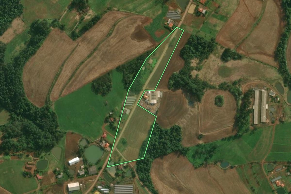 Imagem de satélite do imóvel rural em Tunápolis (SC), com o contorno declarado no CAR desenhado por cima.