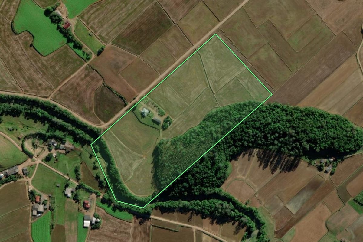 Imagem de satélite do imóvel rural em Turvo (SC), com o contorno declarado no CAR desenhado por cima.