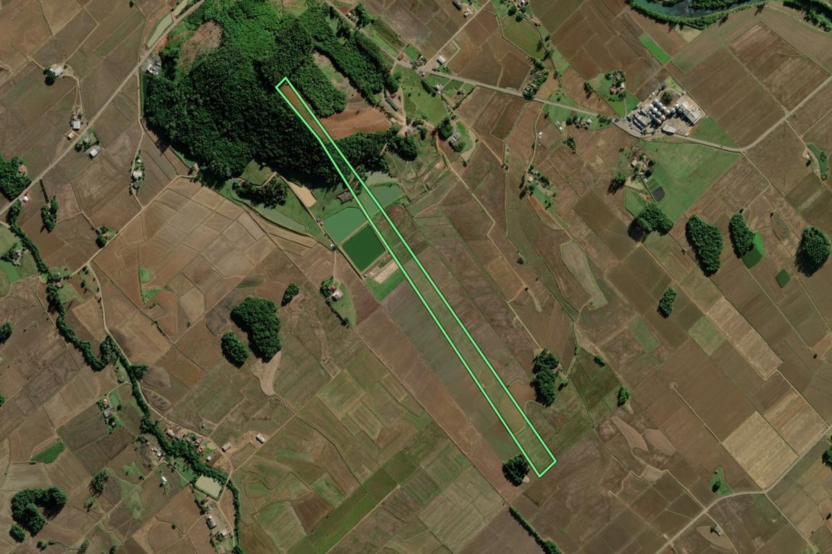 Imagem de satélite do imóvel rural em Turvo (SC), com o contorno declarado no CAR desenhado por cima.