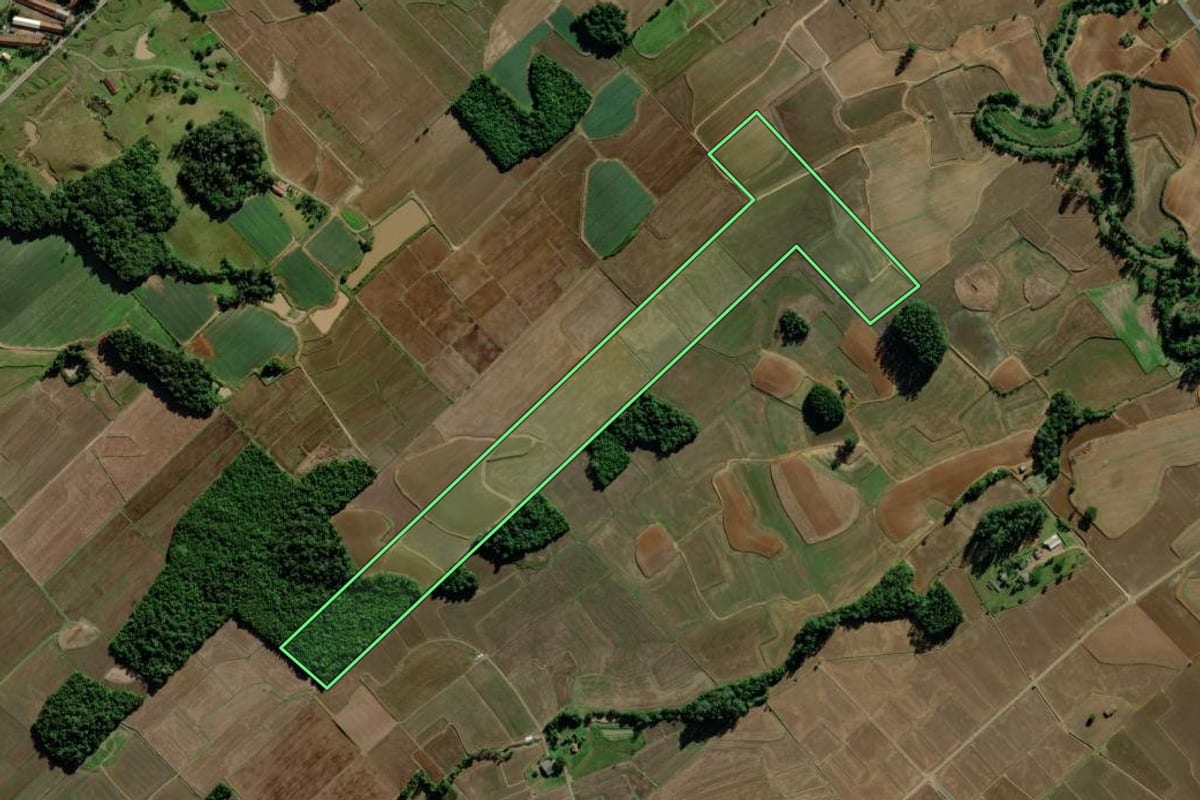 Imagem de satélite do imóvel rural em Turvo (SC), com o contorno declarado no CAR desenhado por cima.