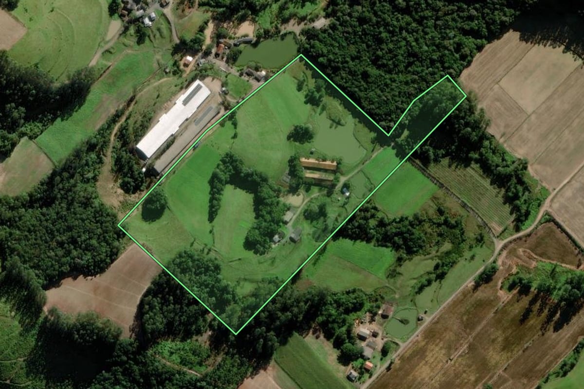 Imagem de satélite do imóvel rural em Turvo (SC), com o contorno declarado no CAR desenhado por cima.