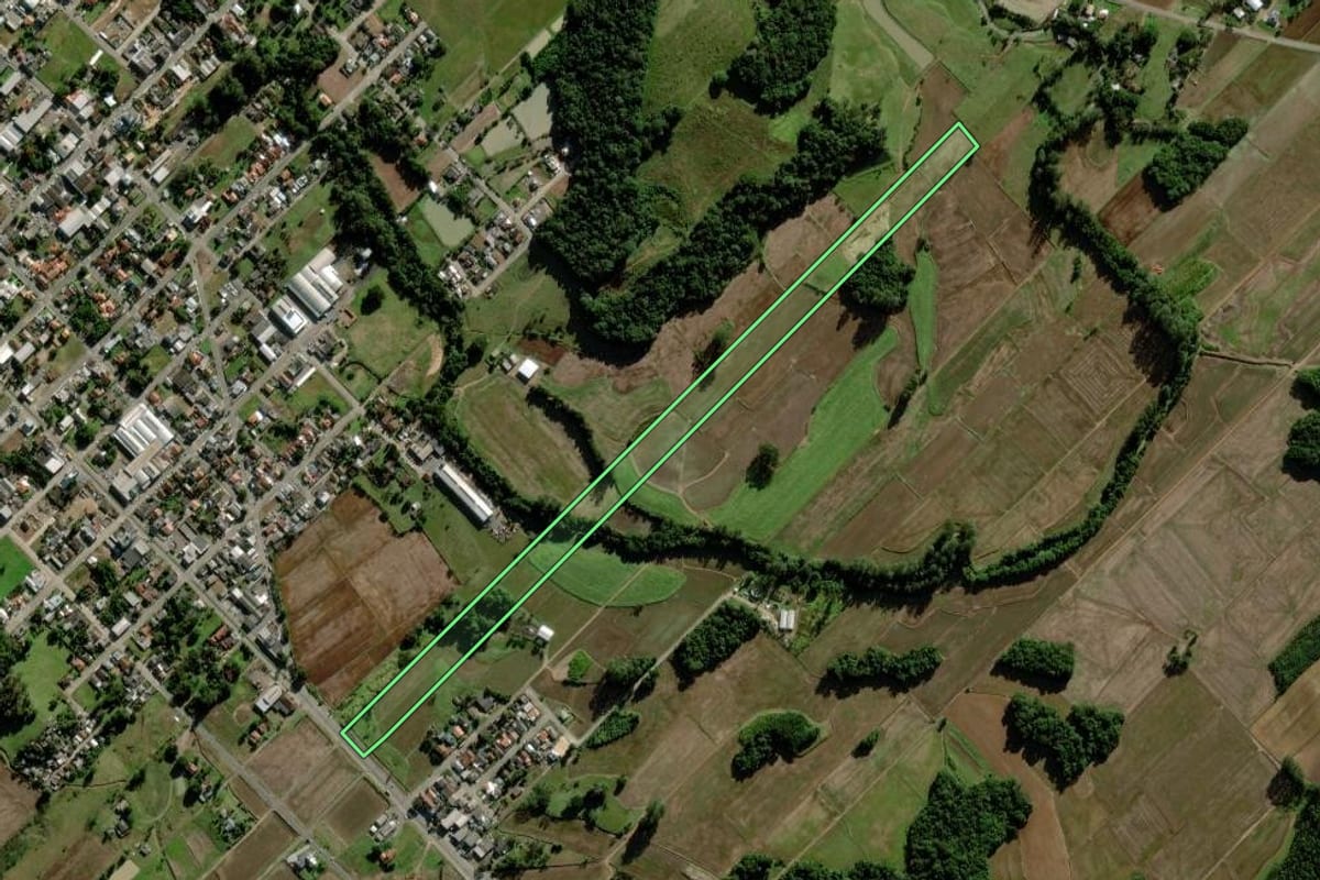 Imagem de satélite do imóvel rural em Turvo (SC), com o contorno declarado no CAR desenhado por cima.