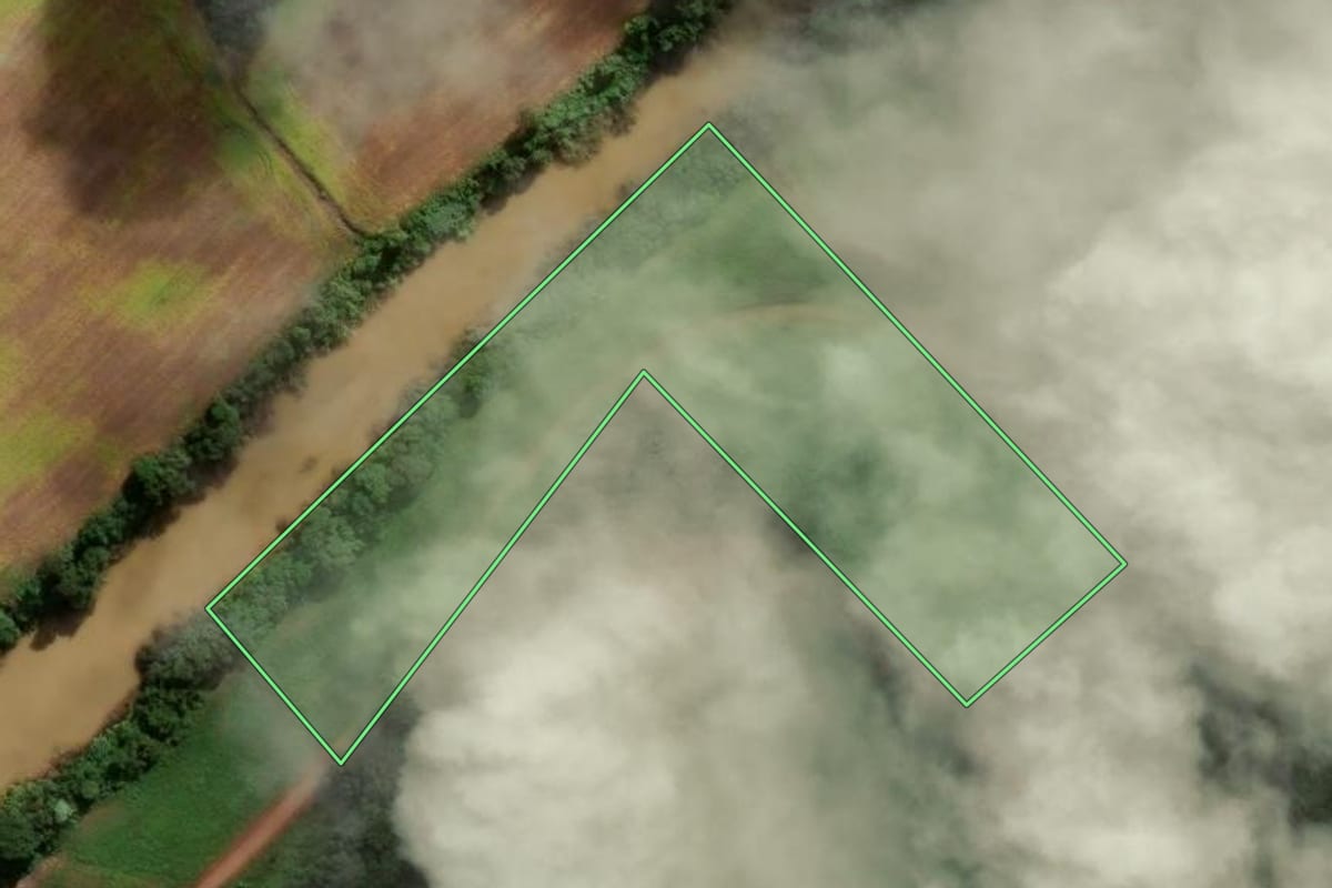 Imagem de satélite do imóvel rural em União do Oeste (SC), com o contorno declarado no CAR desenhado por cima.