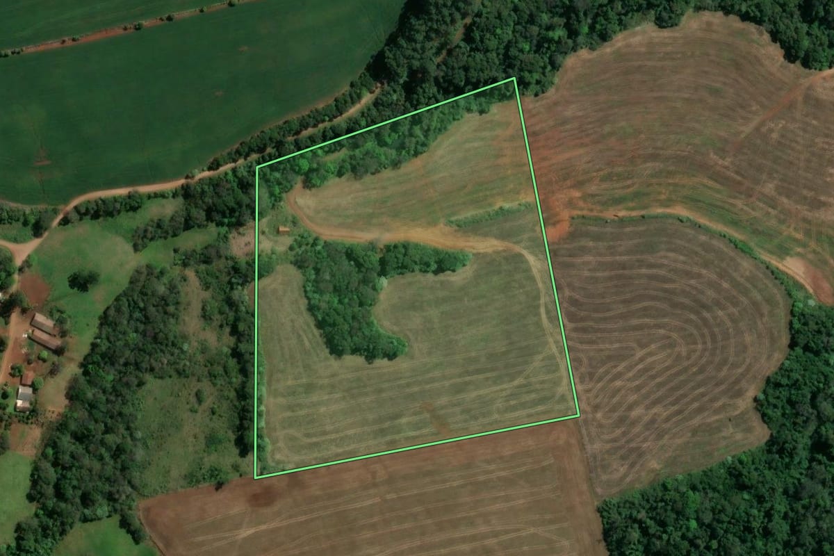 Imagem de satélite do imóvel rural em União do Oeste (SC), com o contorno declarado no CAR desenhado por cima.