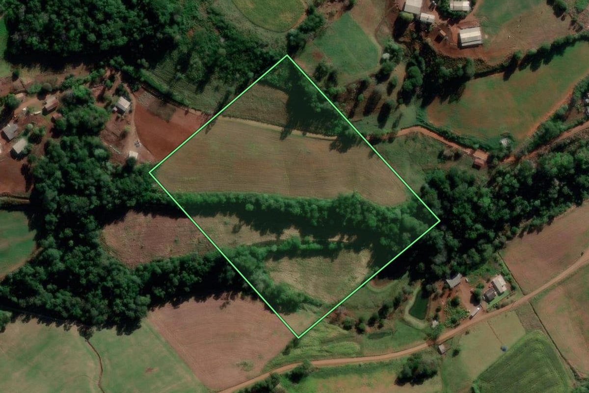 Imagem de satélite do imóvel rural em União do Oeste (SC), com o contorno declarado no CAR desenhado por cima.