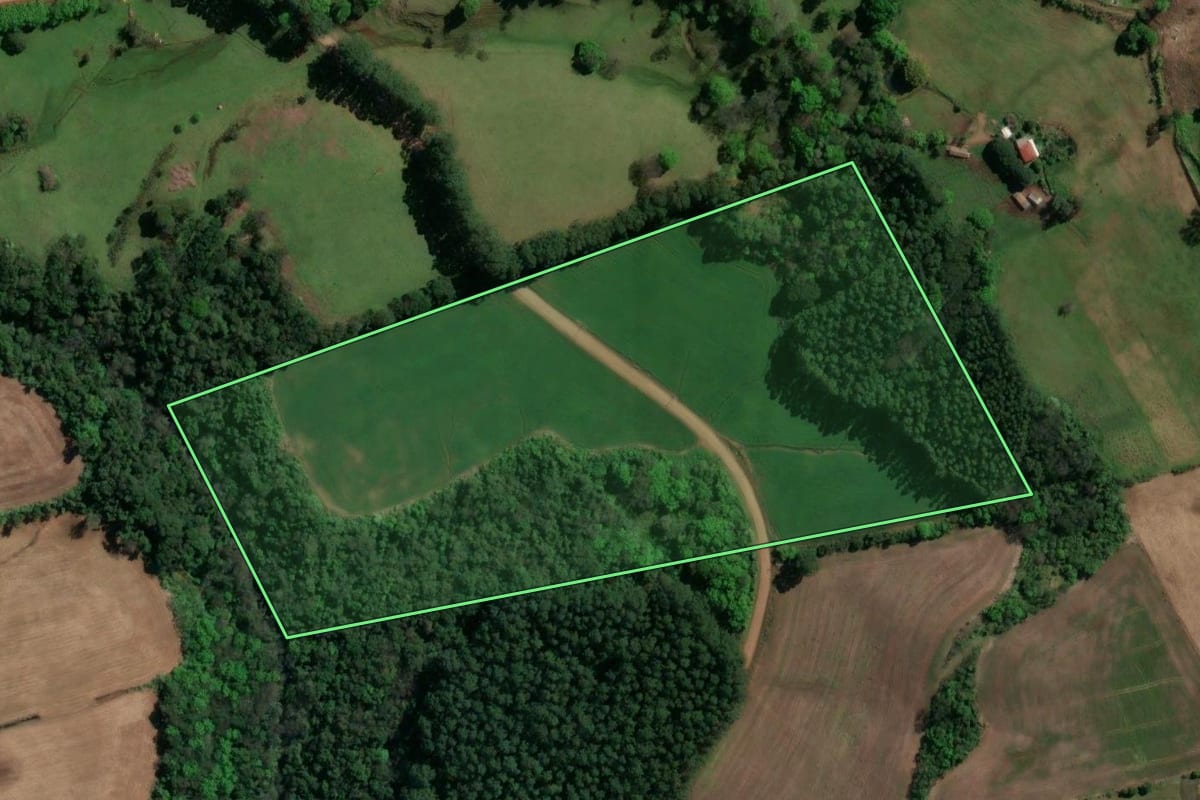 Imagem de satélite do imóvel rural em União do Oeste (SC), com o contorno declarado no CAR desenhado por cima.