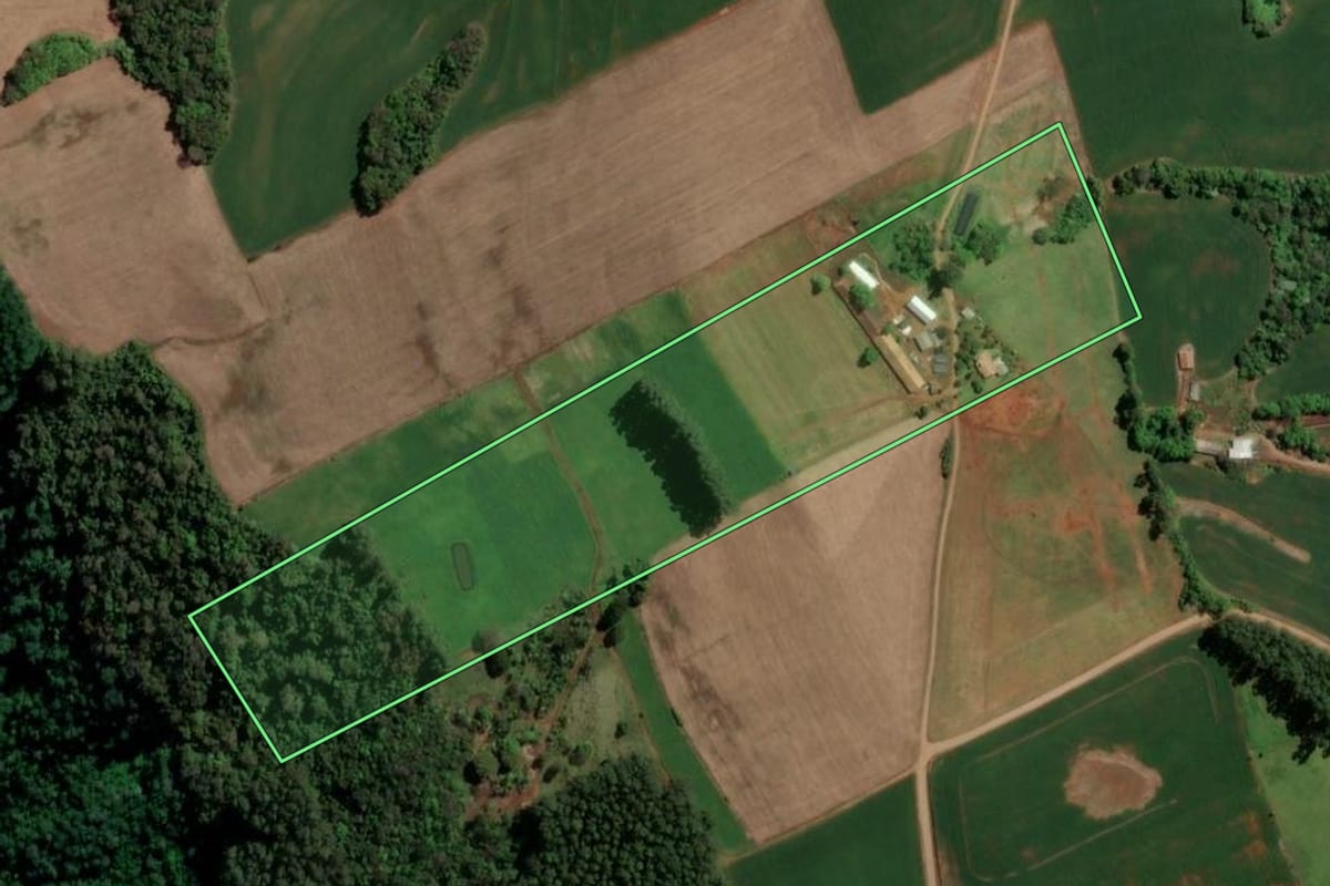 Imagem de satélite do imóvel rural em União do Oeste (SC), com o contorno declarado no CAR desenhado por cima.
