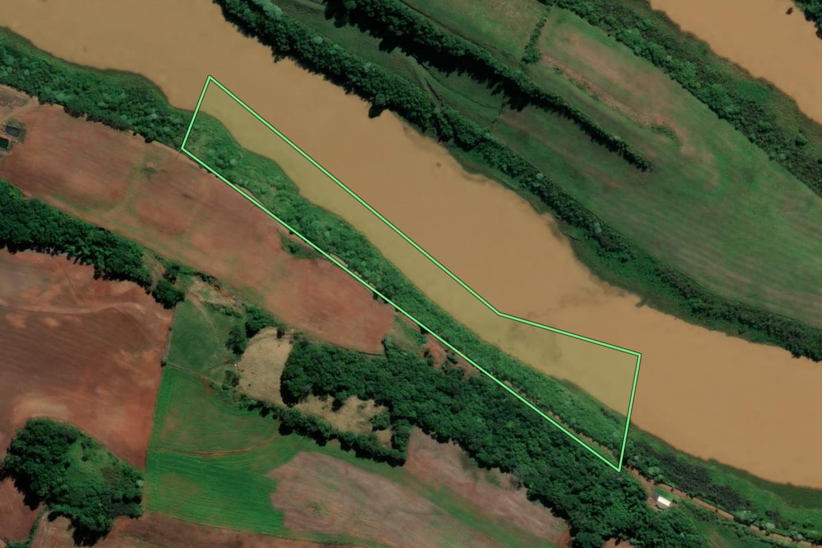 Imagem de satélite do imóvel rural em União do Oeste (SC), com o contorno declarado no CAR desenhado por cima.