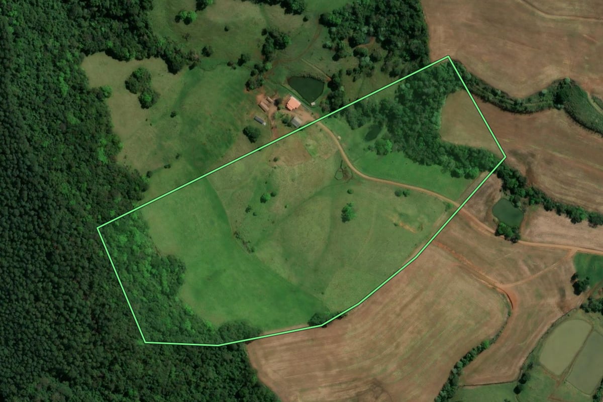 Imagem de satélite do imóvel rural em União do Oeste (SC), com o contorno declarado no CAR desenhado por cima.