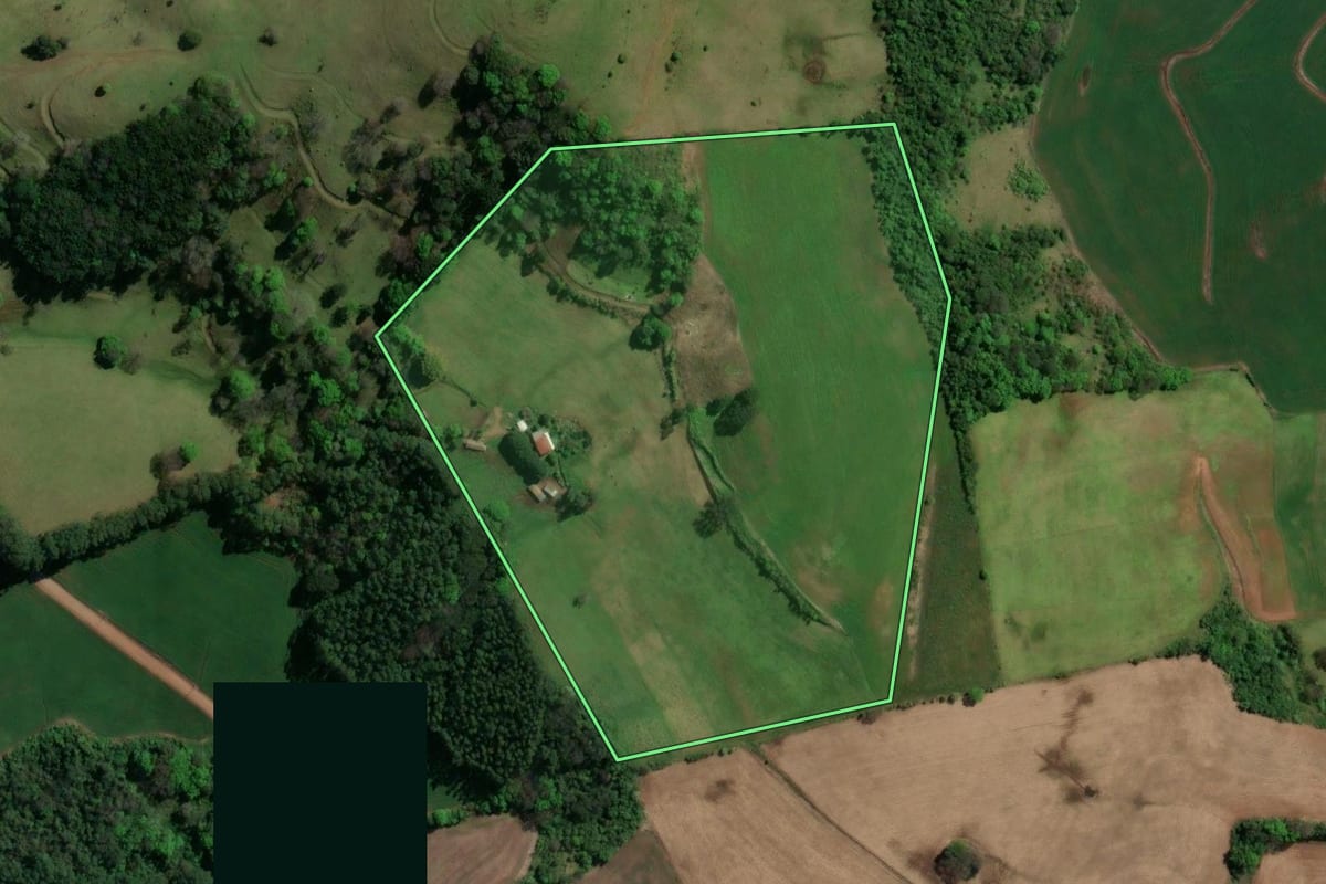 Imagem de satélite do imóvel rural em União do Oeste (SC), com o contorno declarado no CAR desenhado por cima.