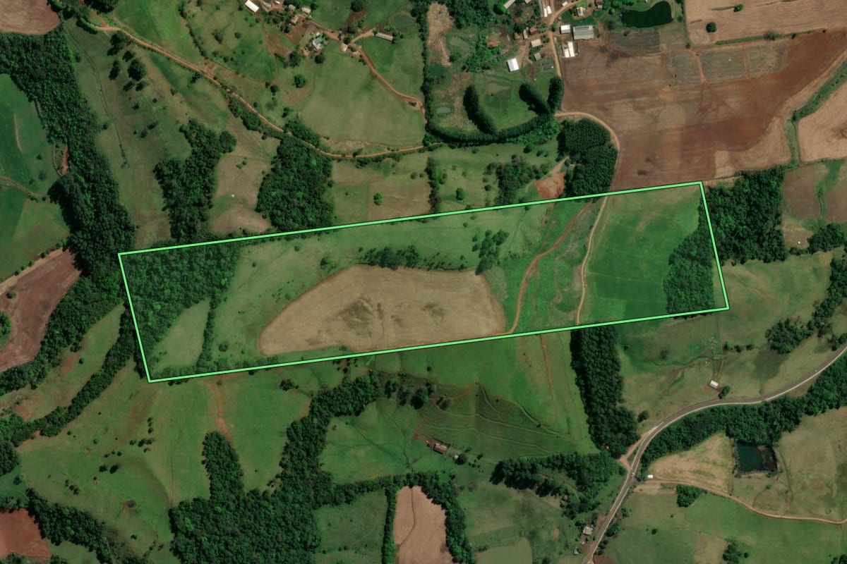 Imagem de satélite do imóvel rural em União do Oeste (SC), com o contorno declarado no CAR desenhado por cima.
