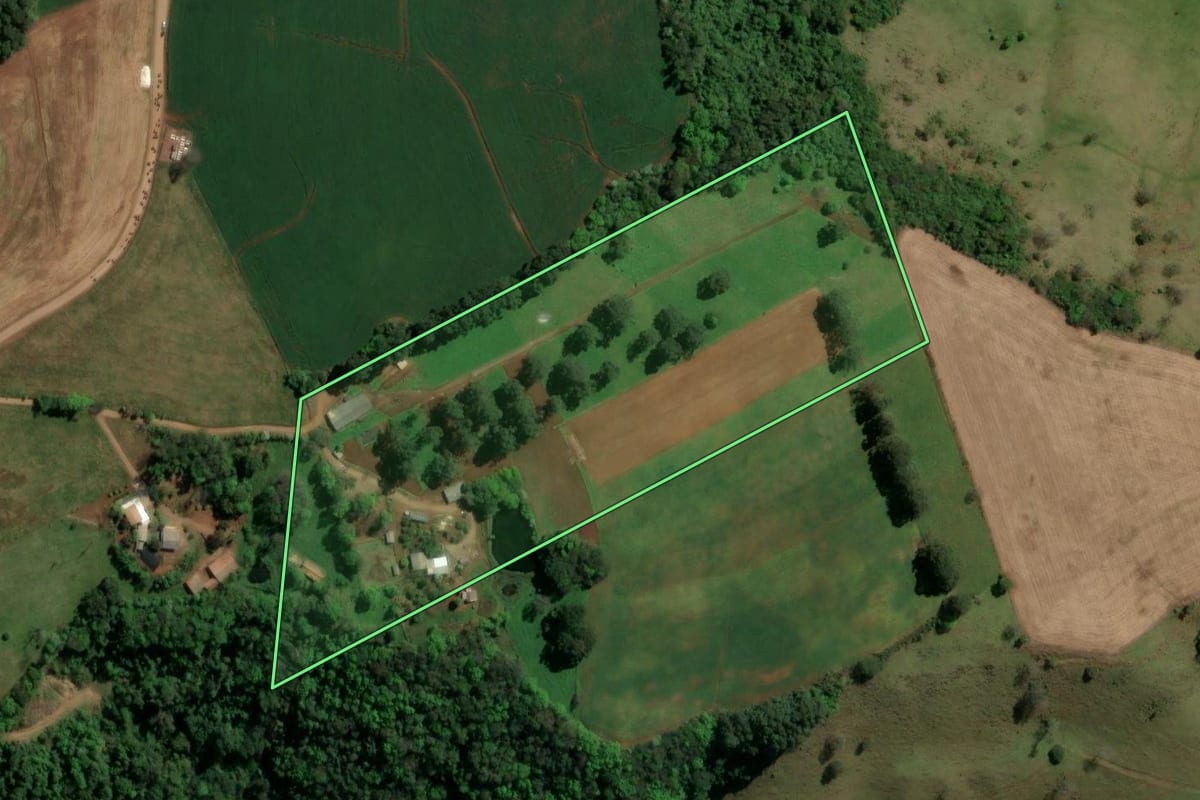 Imagem de satélite do imóvel rural em União do Oeste (SC), com o contorno declarado no CAR desenhado por cima.