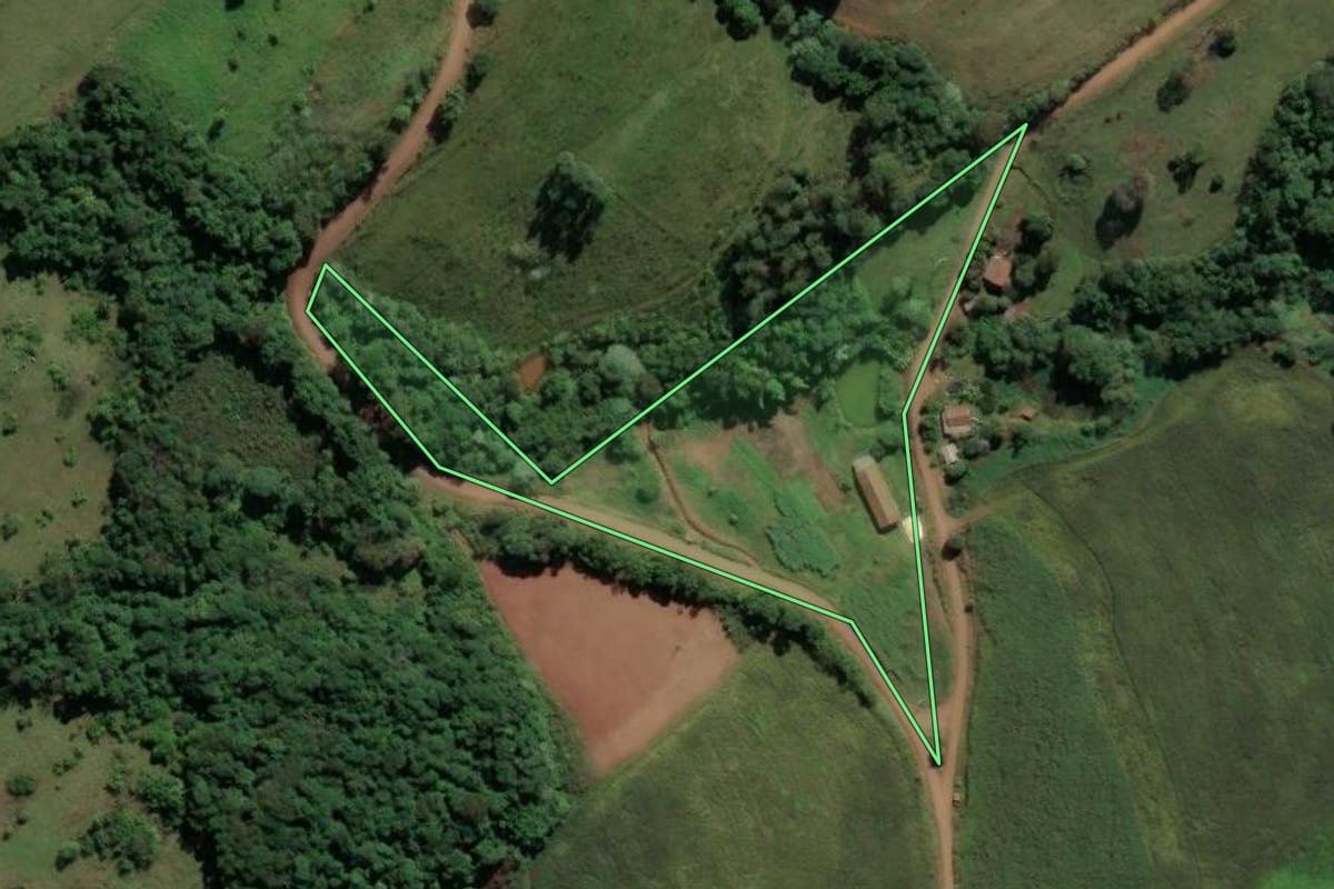 Imagem de satélite do imóvel rural em União do Oeste (SC), com o contorno declarado no CAR desenhado por cima.