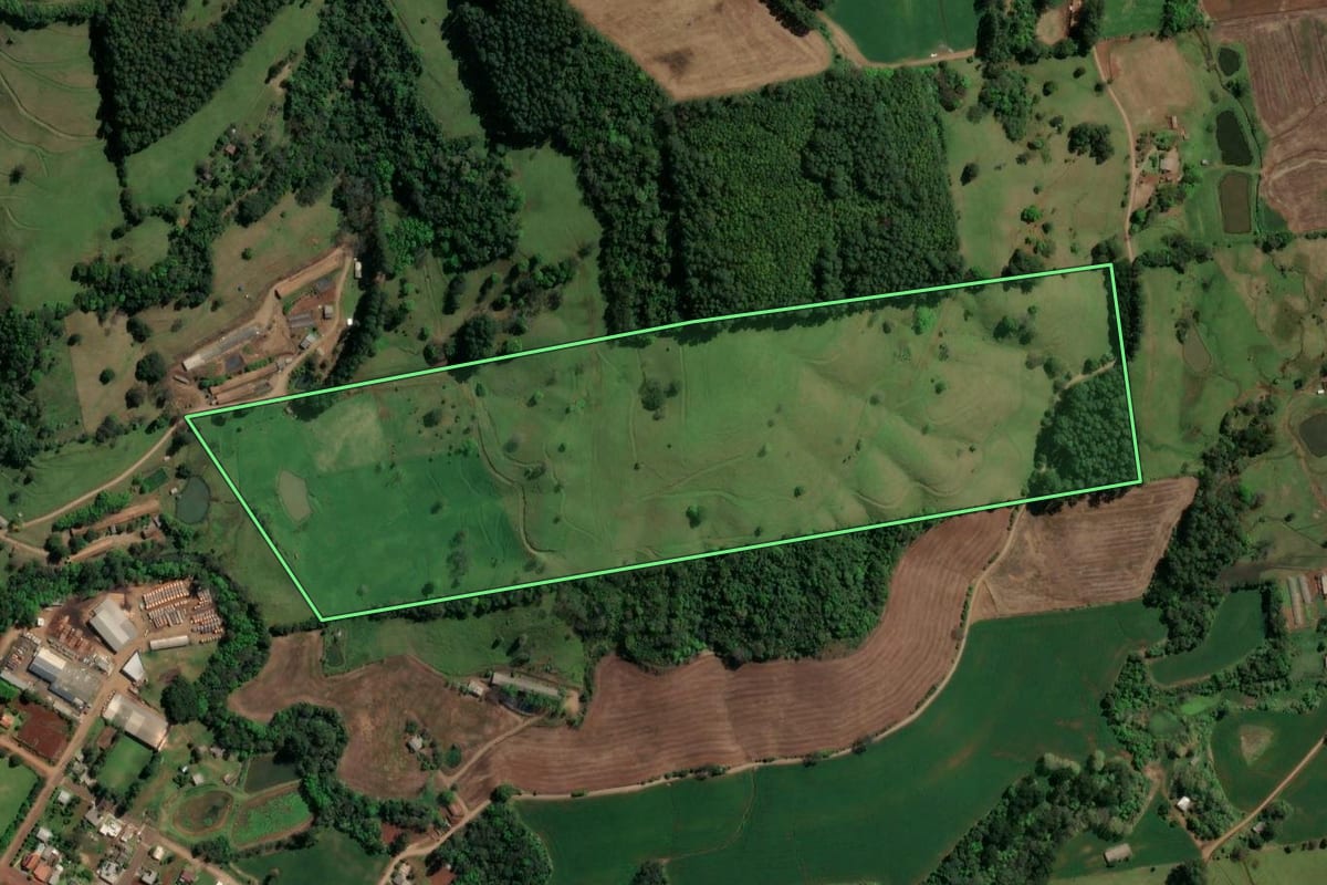 Imagem de satélite do imóvel rural em União do Oeste (SC), com o contorno declarado no CAR desenhado por cima.