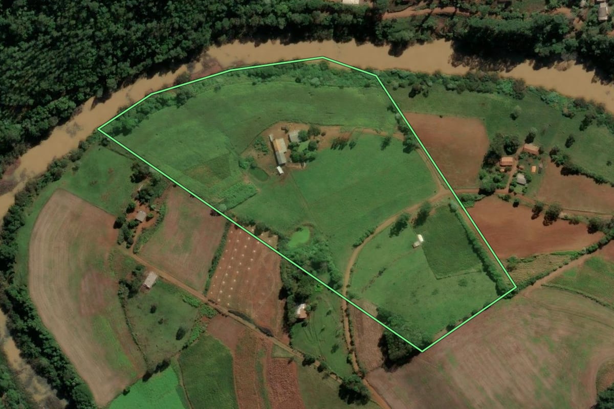 Imagem de satélite do imóvel rural em União do Oeste (SC), com o contorno declarado no CAR desenhado por cima.