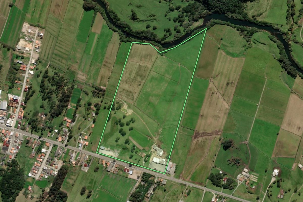 Imagem de satélite do imóvel rural em Urubici (SC), com o contorno declarado no CAR desenhado por cima.