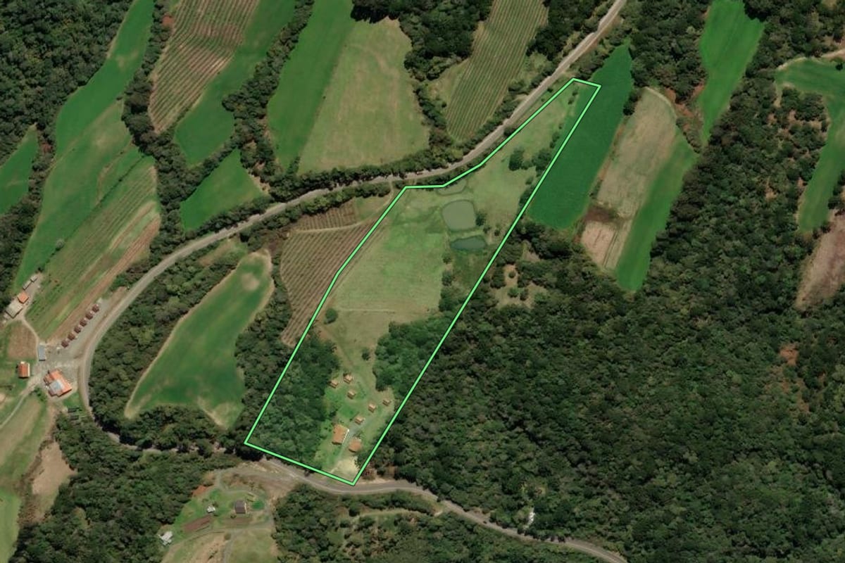 Imagem de satélite do imóvel rural em Urubici (SC), com o contorno declarado no CAR desenhado por cima.