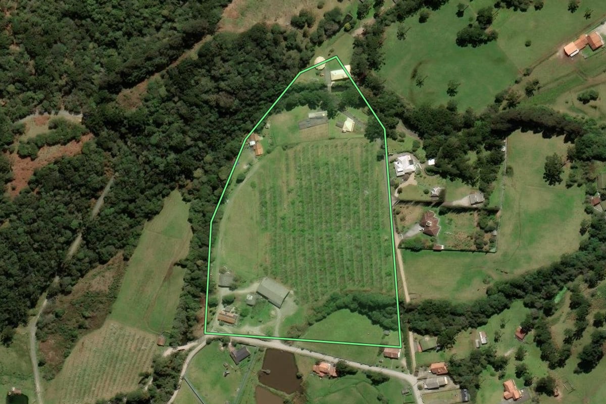 Imagem de satélite do imóvel rural em Urubici (SC), com o contorno declarado no CAR desenhado por cima.