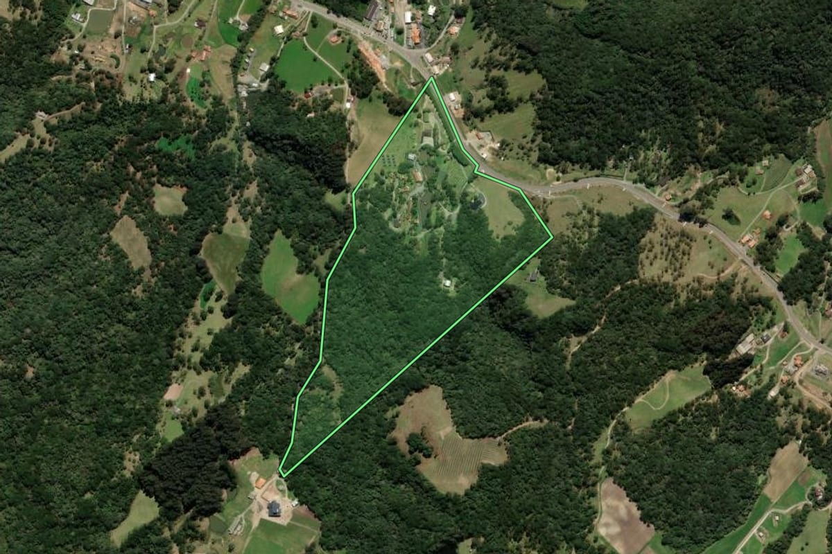 Imagem de satélite do imóvel rural em Urubici (SC), com o contorno declarado no CAR desenhado por cima.