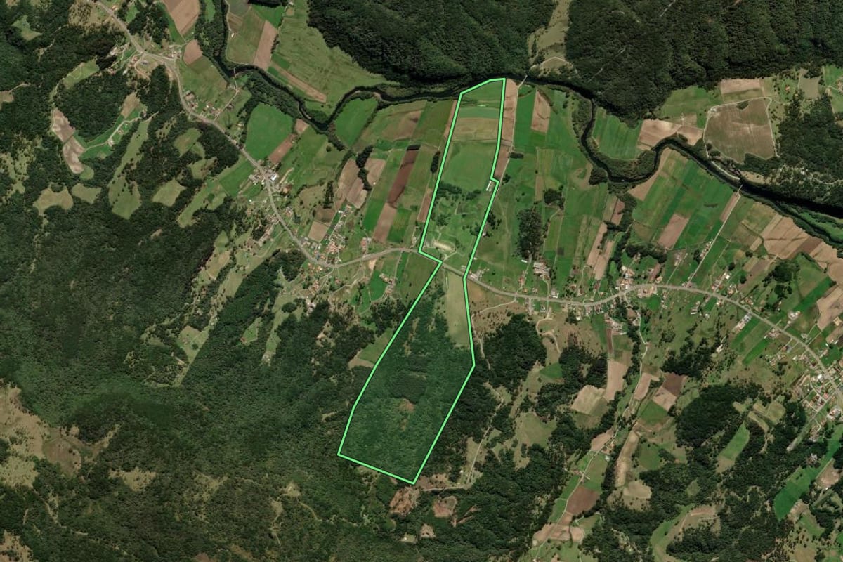 Imagem de satélite do imóvel rural em Urubici (SC), com o contorno declarado no CAR desenhado por cima.