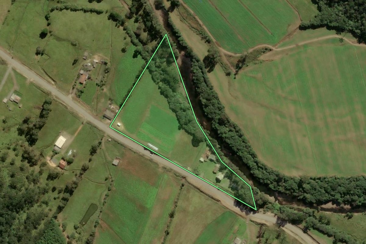 Imagem de satélite do imóvel rural em Urubici (SC), com o contorno declarado no CAR desenhado por cima.