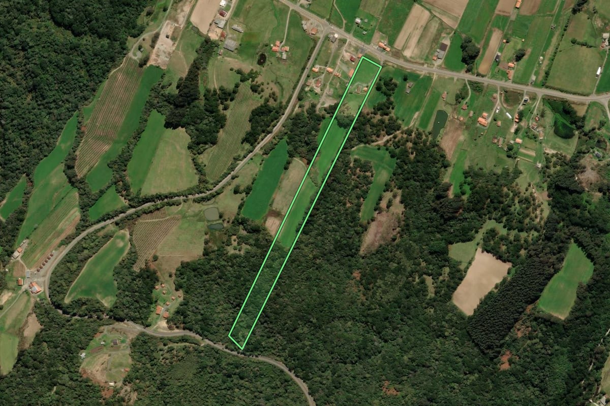 Imagem de satélite do imóvel rural em Urubici (SC), com o contorno declarado no CAR desenhado por cima.