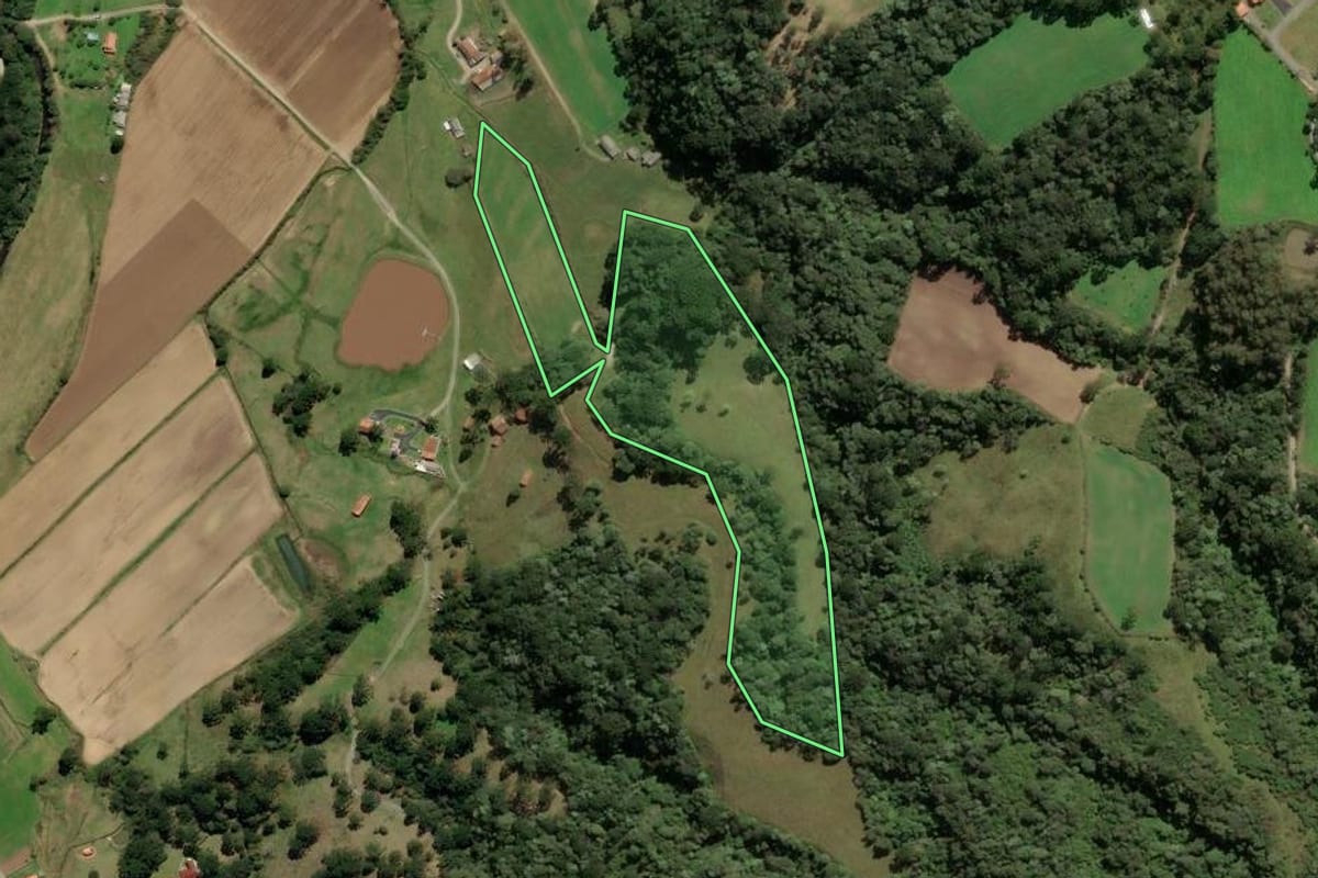 Imagem de satélite do imóvel rural em Urubici (SC), com o contorno declarado no CAR desenhado por cima.