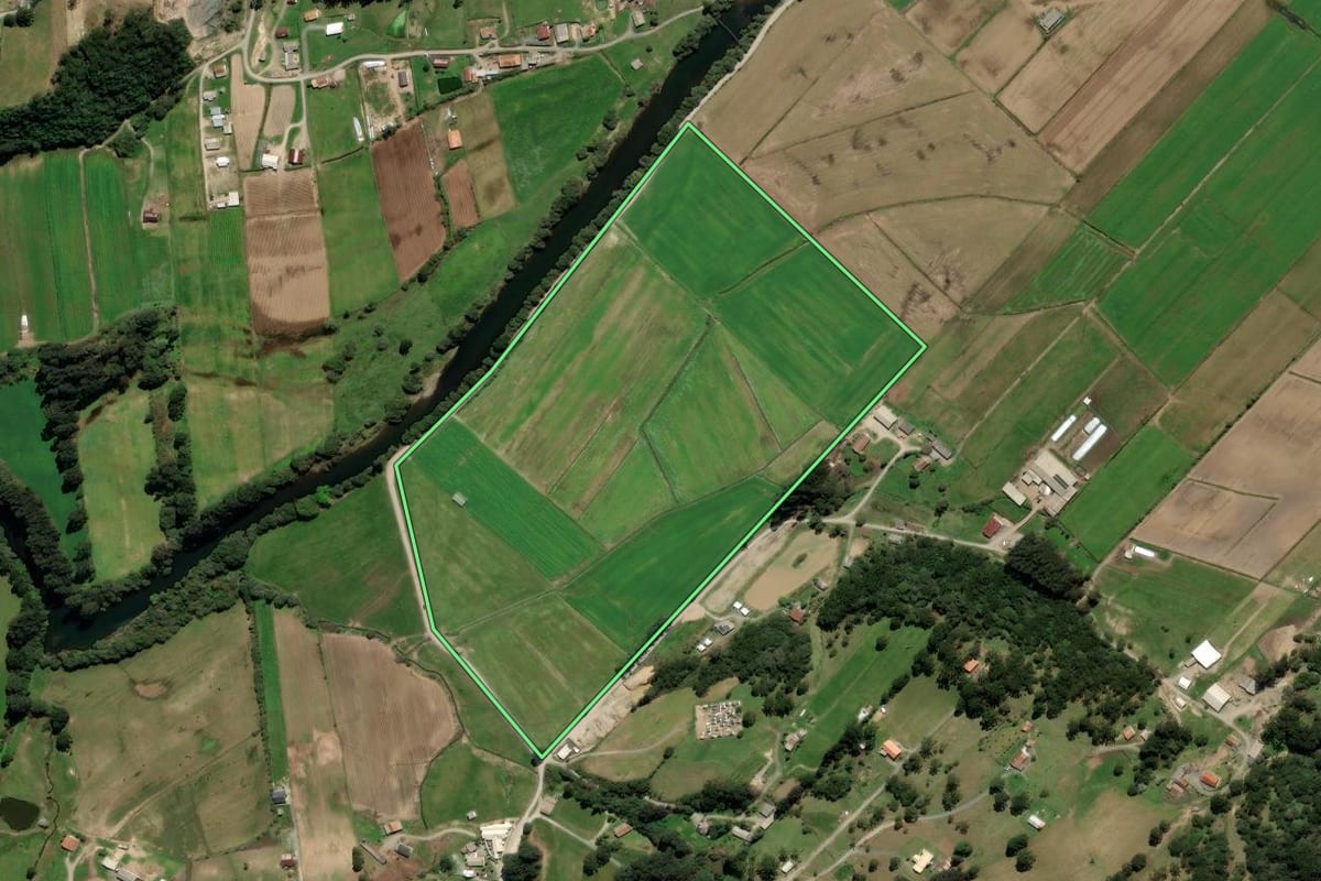 Imagem de satélite do imóvel rural em Urubici (SC), com o contorno declarado no CAR desenhado por cima.