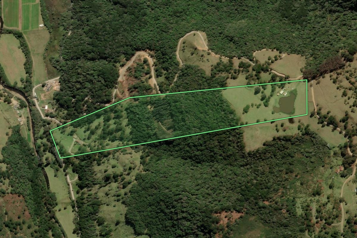 Imagem de satélite do imóvel rural em Urubici (SC), com o contorno declarado no CAR desenhado por cima.