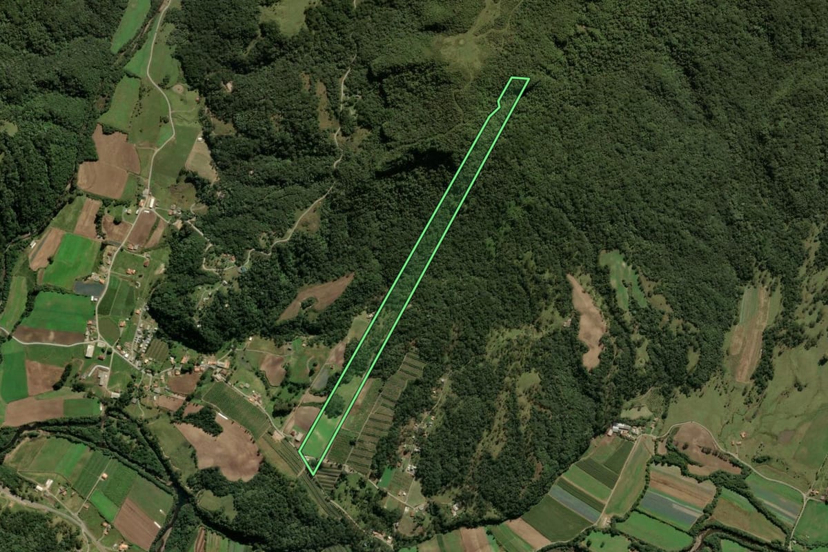 Imagem de satélite do imóvel rural em Urubici (SC), com o contorno declarado no CAR desenhado por cima.
