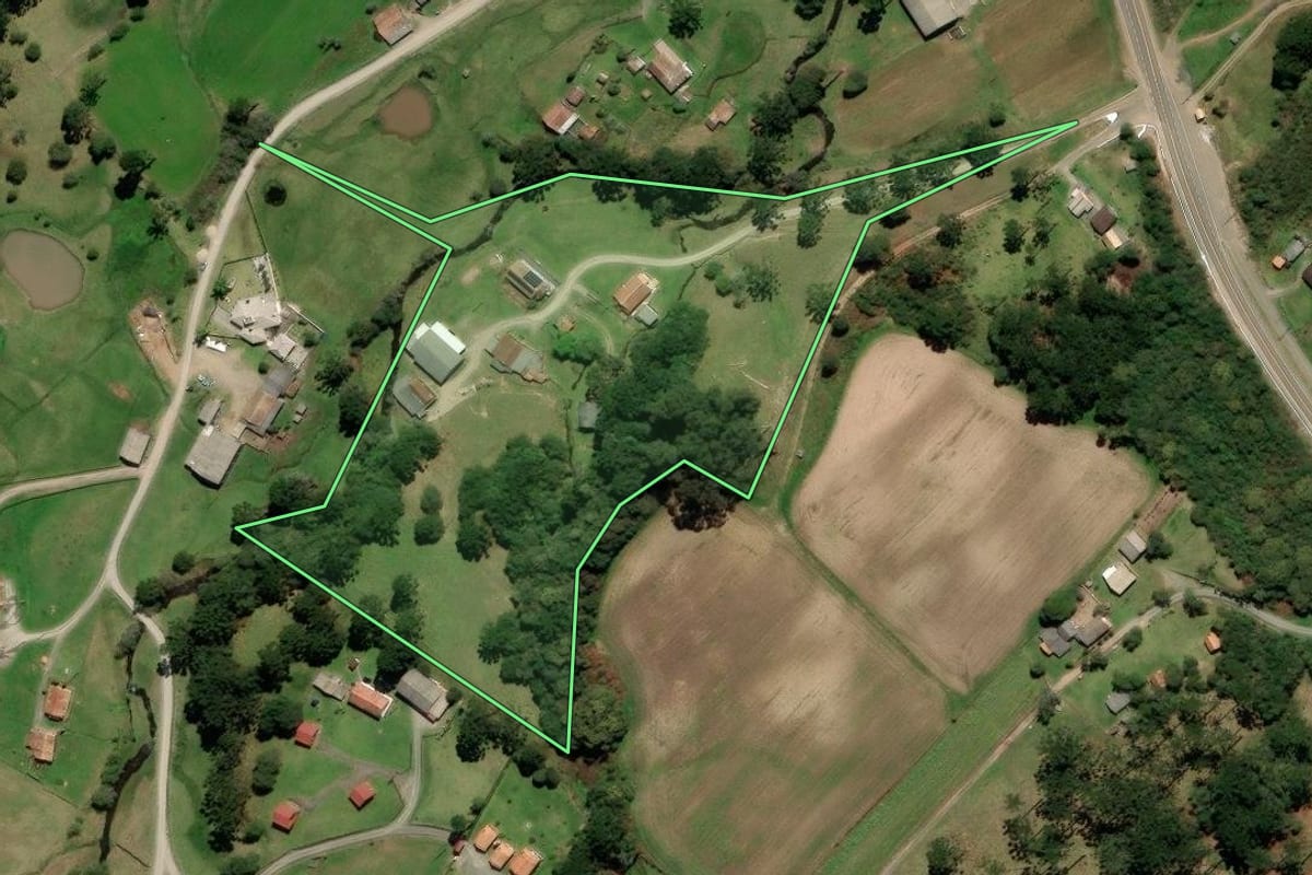 Imagem de satélite do imóvel rural em Urubici (SC), com o contorno declarado no CAR desenhado por cima.