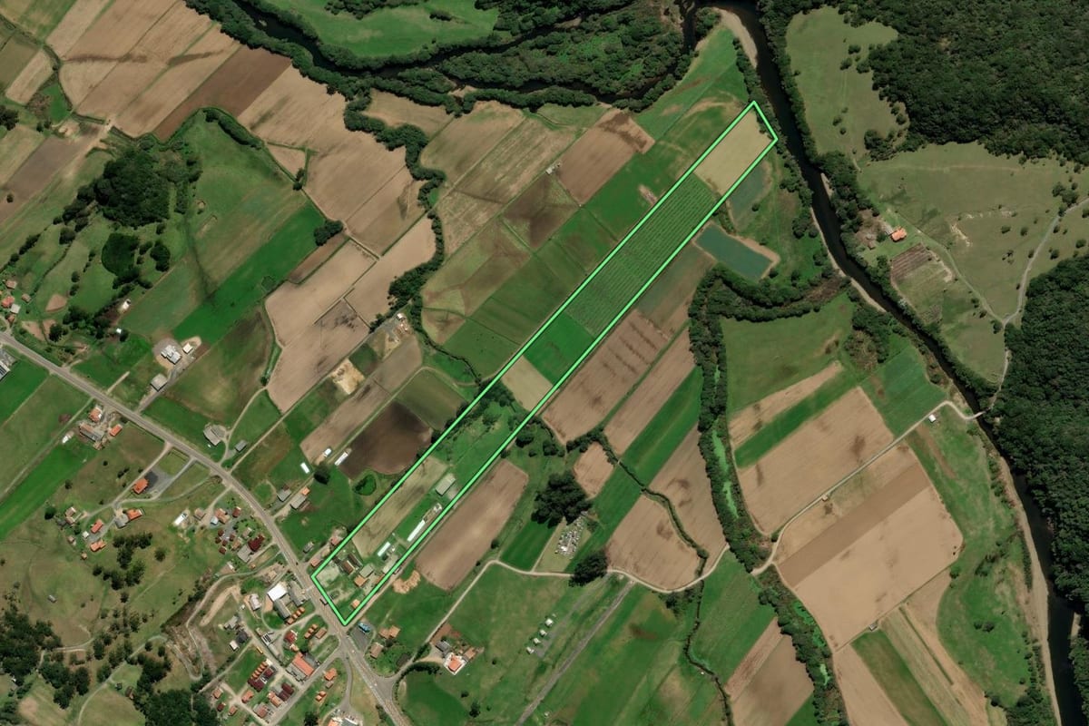 Imagem de satélite do imóvel rural em Urubici (SC), com o contorno declarado no CAR desenhado por cima.