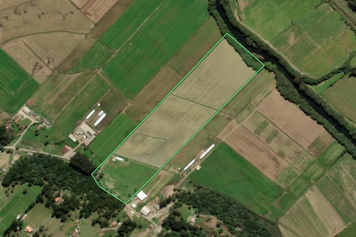 Imagem de satélite do imóvel rural em Urubici (SC), com o contorno declarado no CAR desenhado por cima.