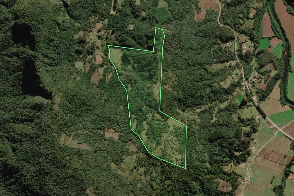 Imagem de satélite do imóvel rural em Urubici (SC), com o contorno declarado no CAR desenhado por cima.