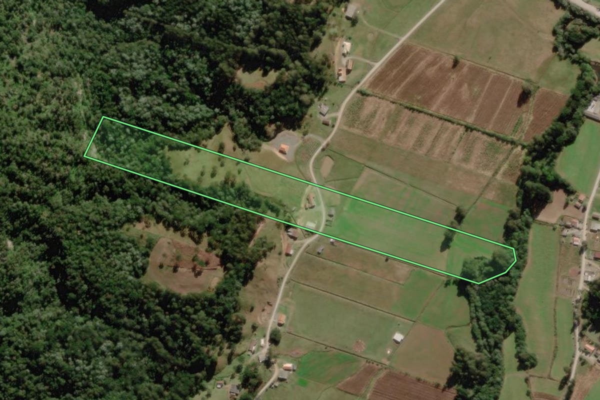 Imagem de satélite do imóvel rural em Urubici (SC), com o contorno declarado no CAR desenhado por cima.