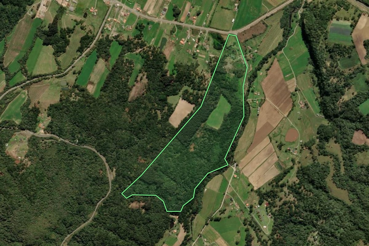 Imagem de satélite do imóvel rural em Urubici (SC), com o contorno declarado no CAR desenhado por cima.