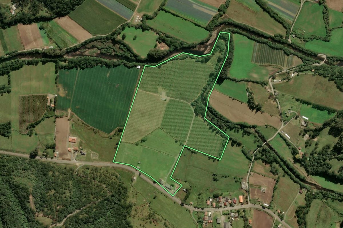 Imagem de satélite do imóvel rural em Urubici (SC), com o contorno declarado no CAR desenhado por cima.
