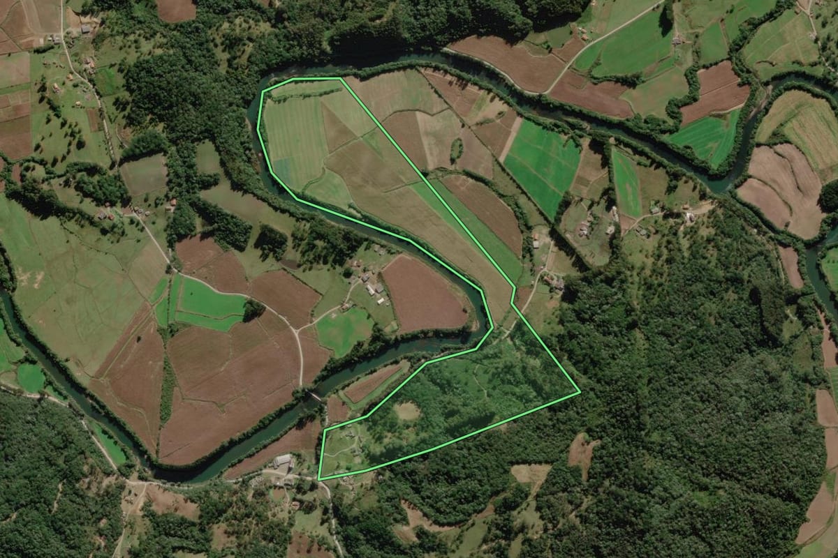 Imagem de satélite do imóvel rural em Urubici (SC), com o contorno declarado no CAR desenhado por cima.